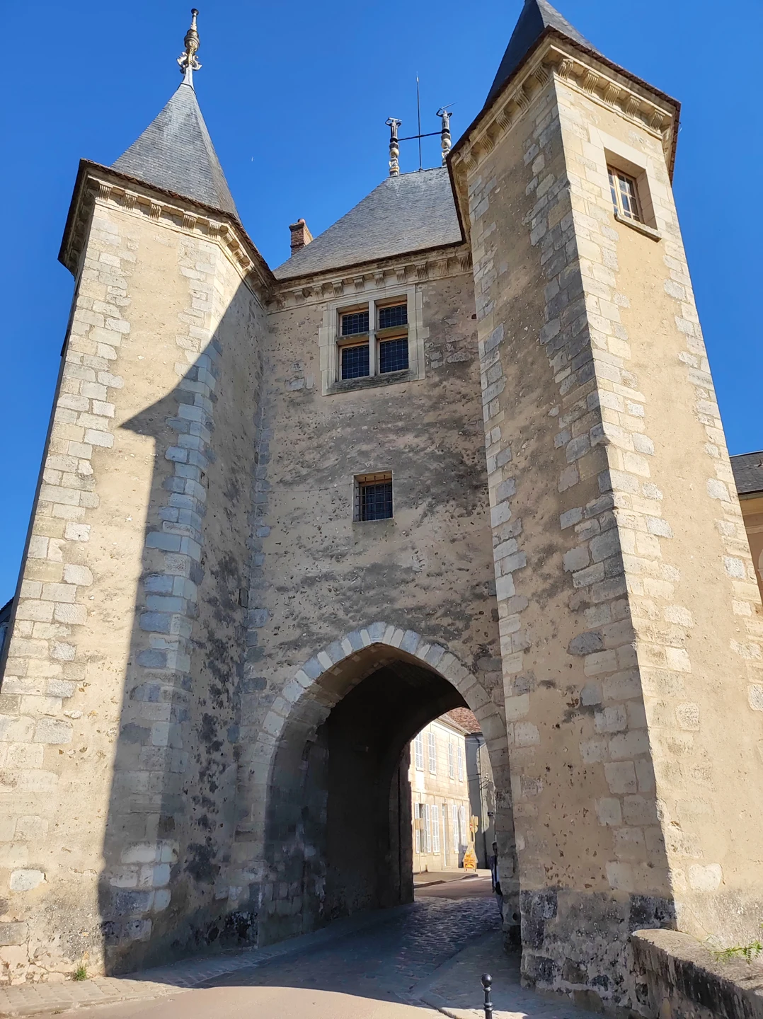 La porte de Joigny à Villeneuve-sur-Yonne, photographiée le 12 août 2022.