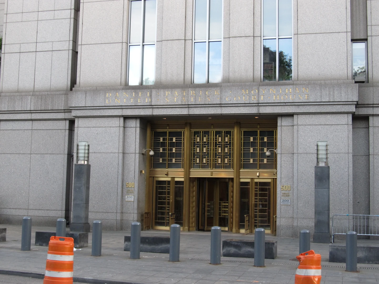 Entrée du palais de justice fédéral Daniel Patrick Moynihan, au 500 Pearl Street à Manhattan.