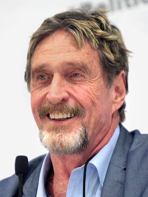 John McAfee prenant la parole à Politicon en 2016, photographié par Gage Skidmore.
