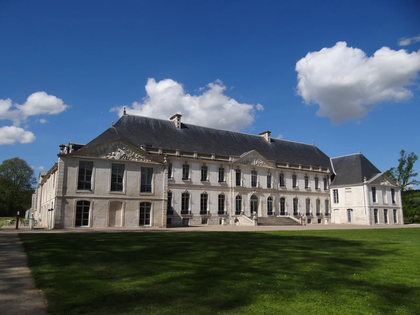 Façade en pierre et pelouse devant l’abbaye du Valasse à Gruchet-le-Valasse.