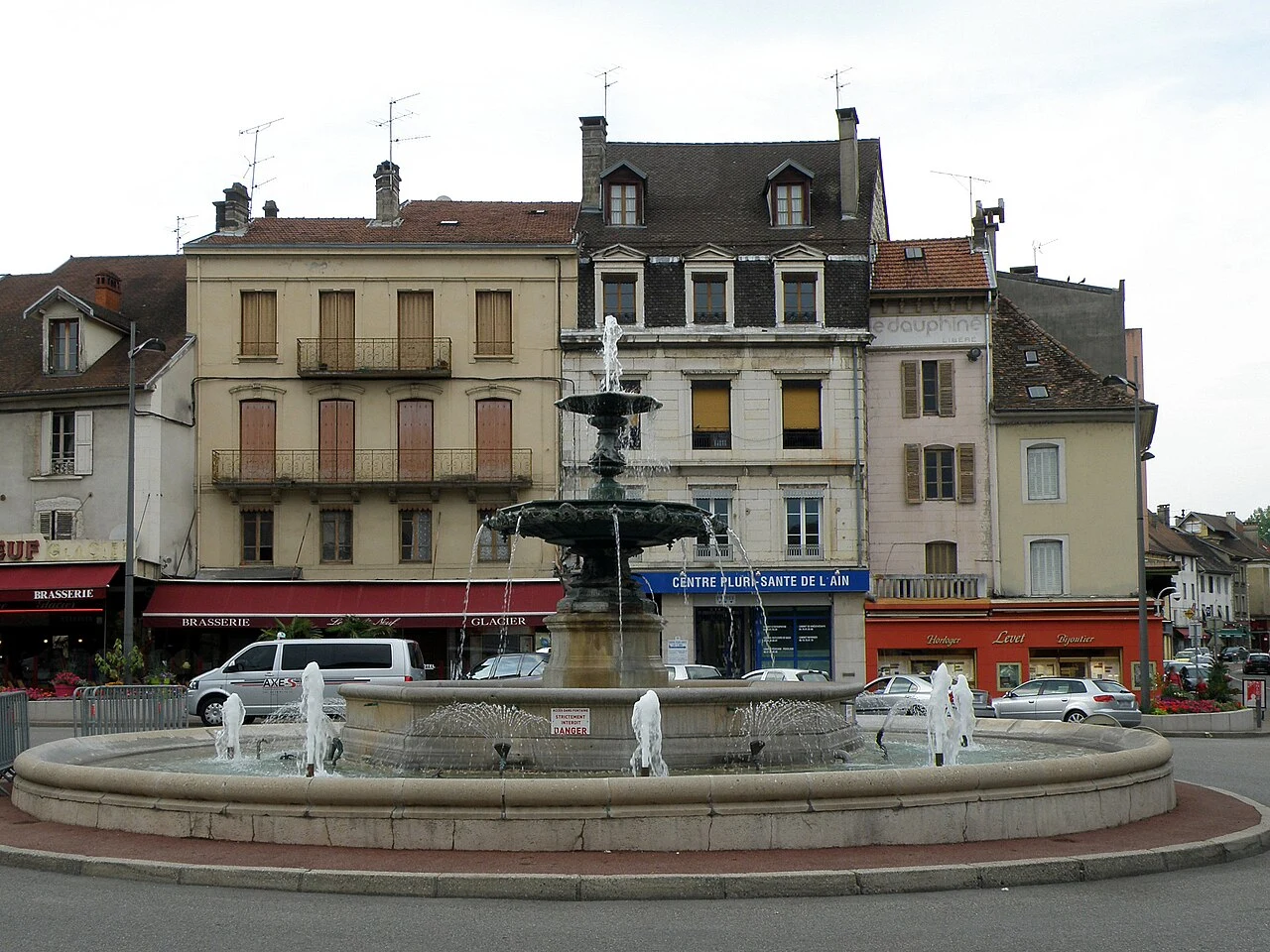 Place des Terreaux et façades du centre de Belley, dans l’Ain.