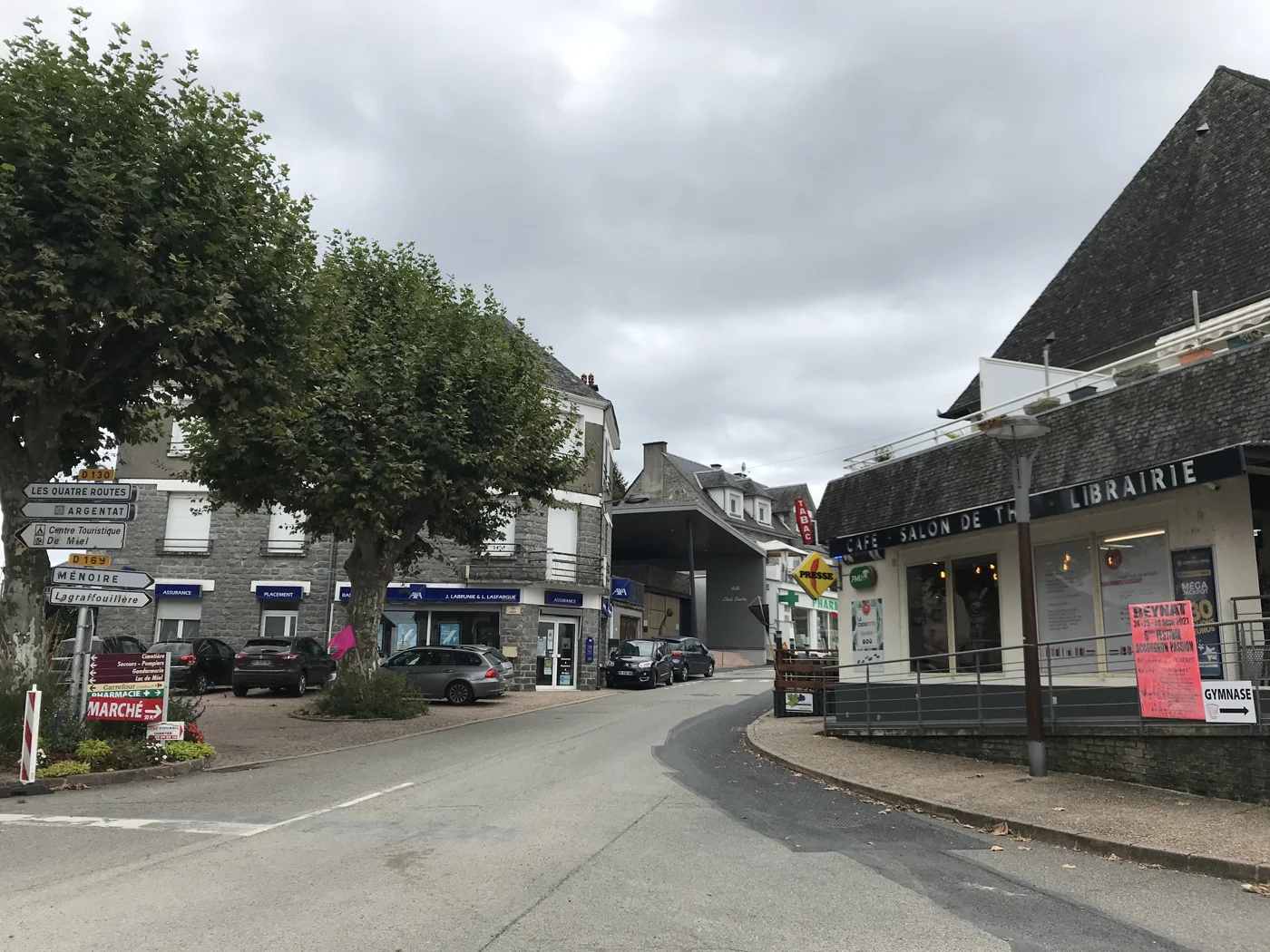 La place du Champ de Foire dans le bourg de Beynat, en Corrèze.