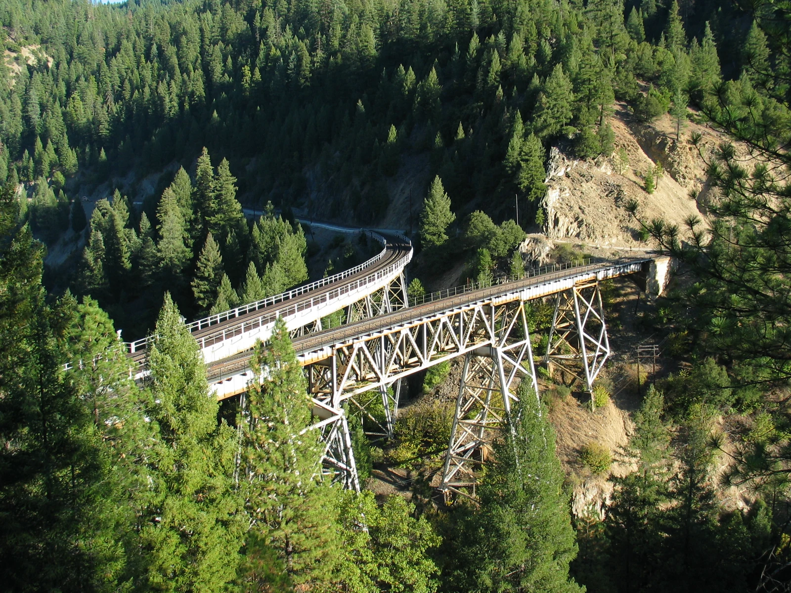 Pont ferroviaire Keddie Wye dans une vallée boisée de Californie