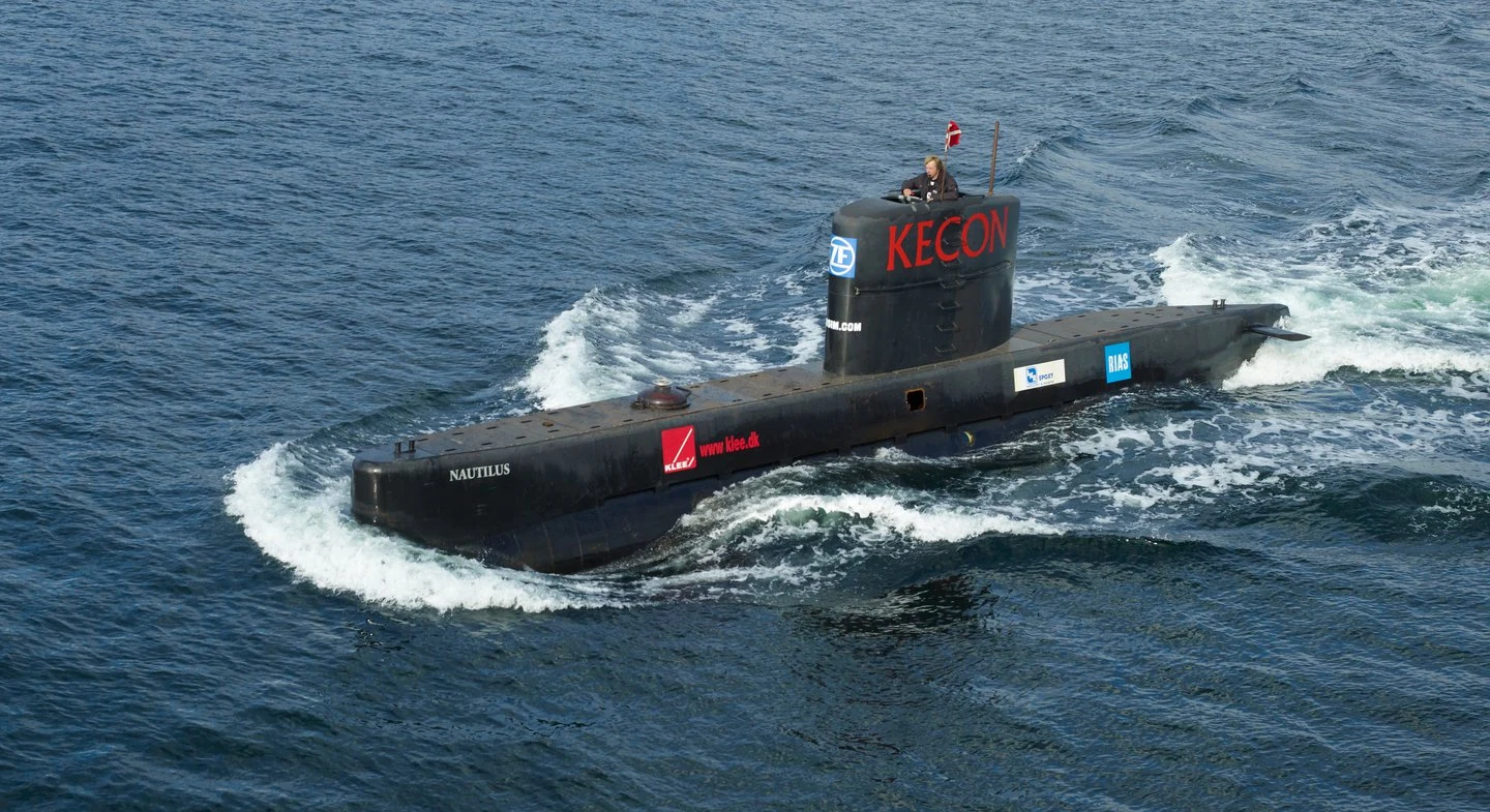 Le sous-marin noir UC3 Nautilus naviguant en surface pendant des essais en mer.