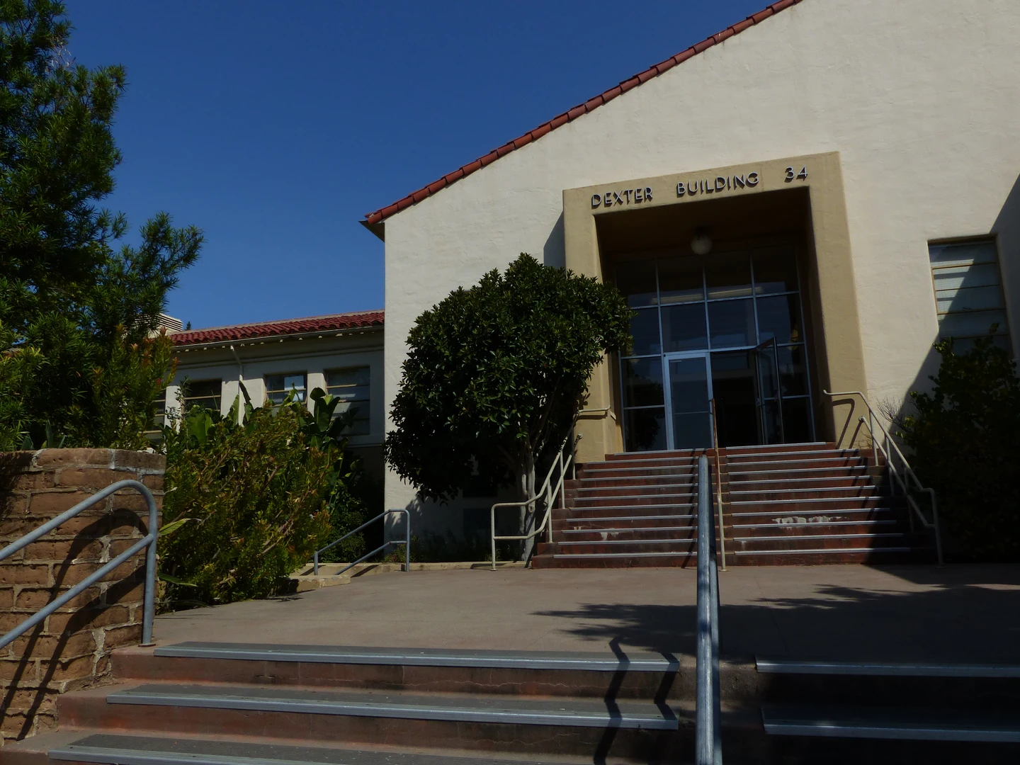 Escalier et entrée du Dexter Building sur le campus de Cal Poly à San Luis Obispo.
