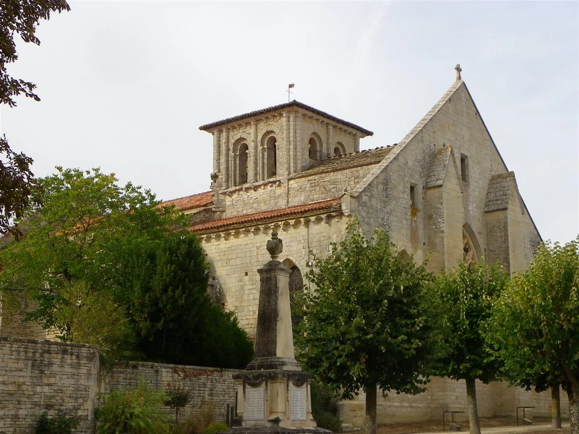 Église Saint-Maixent et place arborée à Prahecq, dans les Deux-Sèvres.