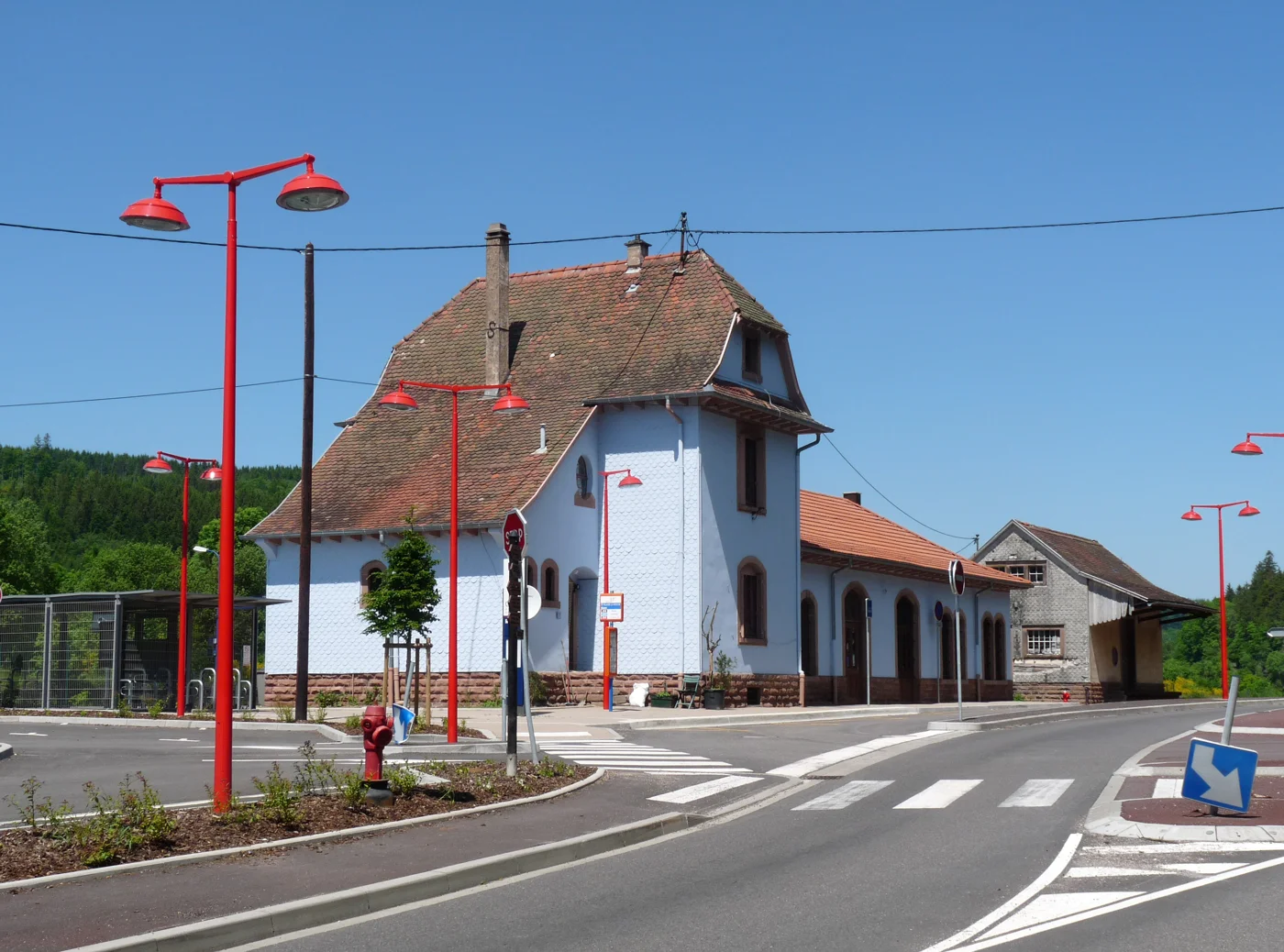 Ancien bâtiment voyageurs de la gare de Saint-Blaise-la-Roche – Poutay, côté route.