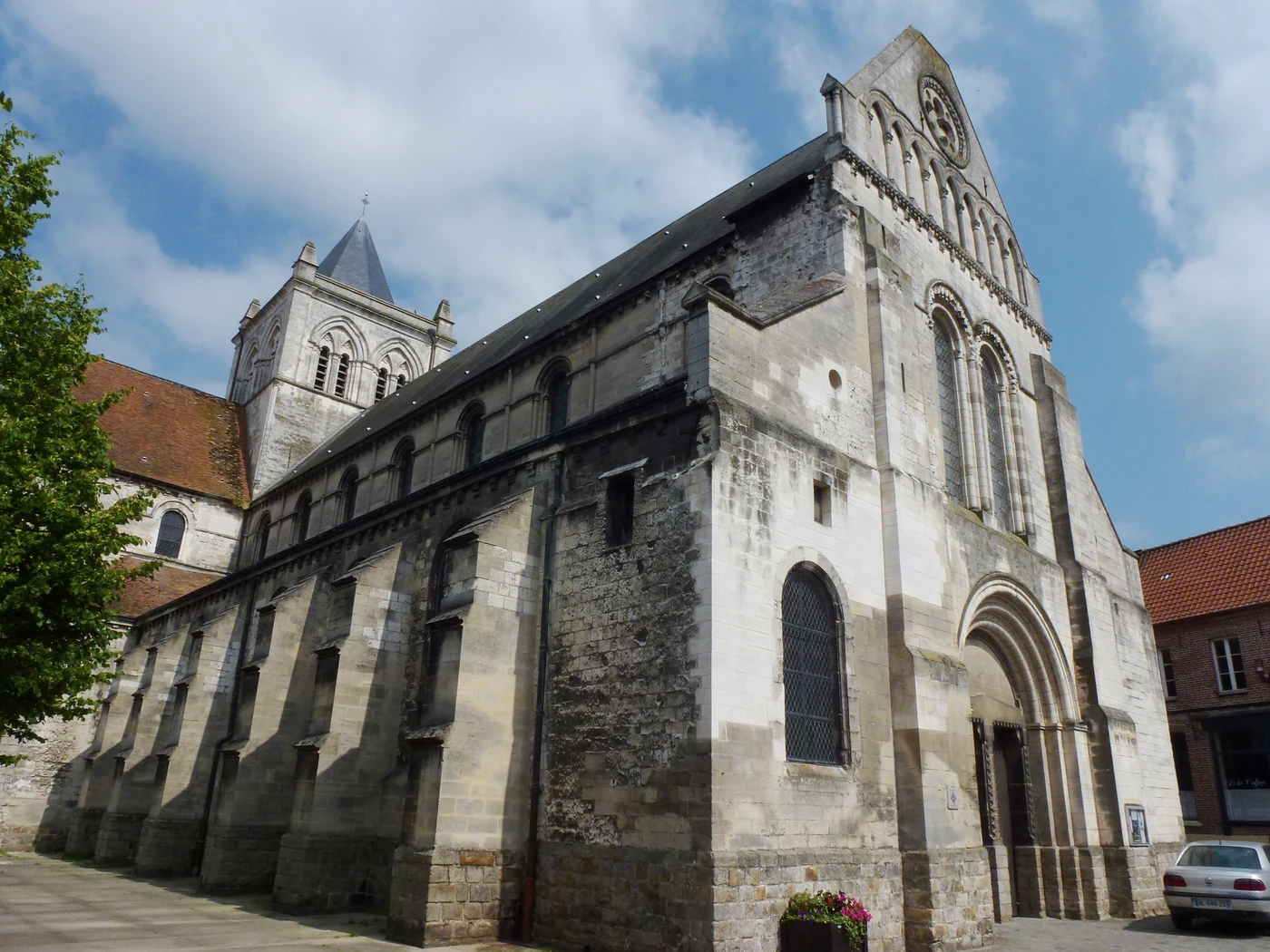 Façades occidentale et nord de la collégiale Saint-Omer de Lillers, vue depuis la place de l’Église.