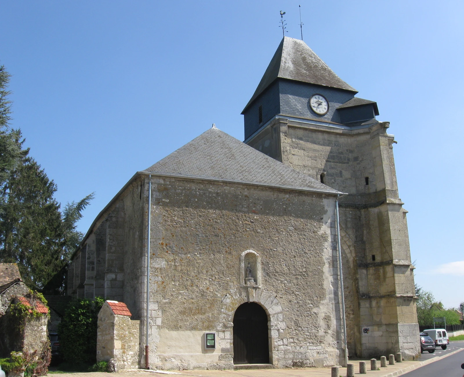 Église et rue de La Villeneuve-en-Chevrie, dans les Yvelines.