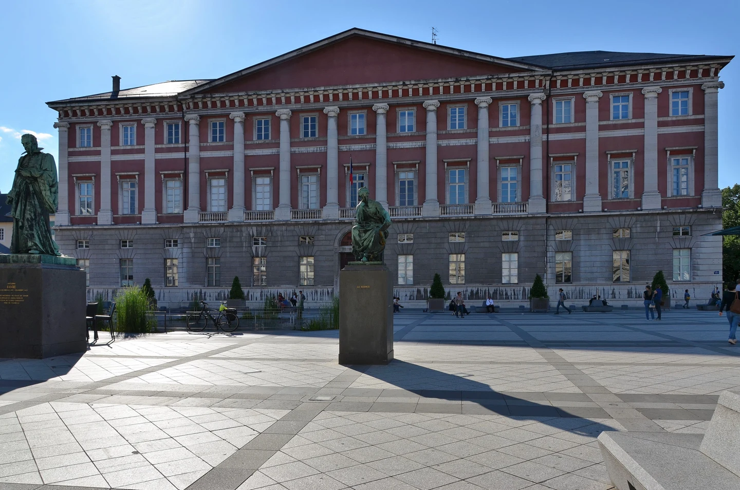 Façade du palais de justice de Chambéry et statues sur la place, en 2019.