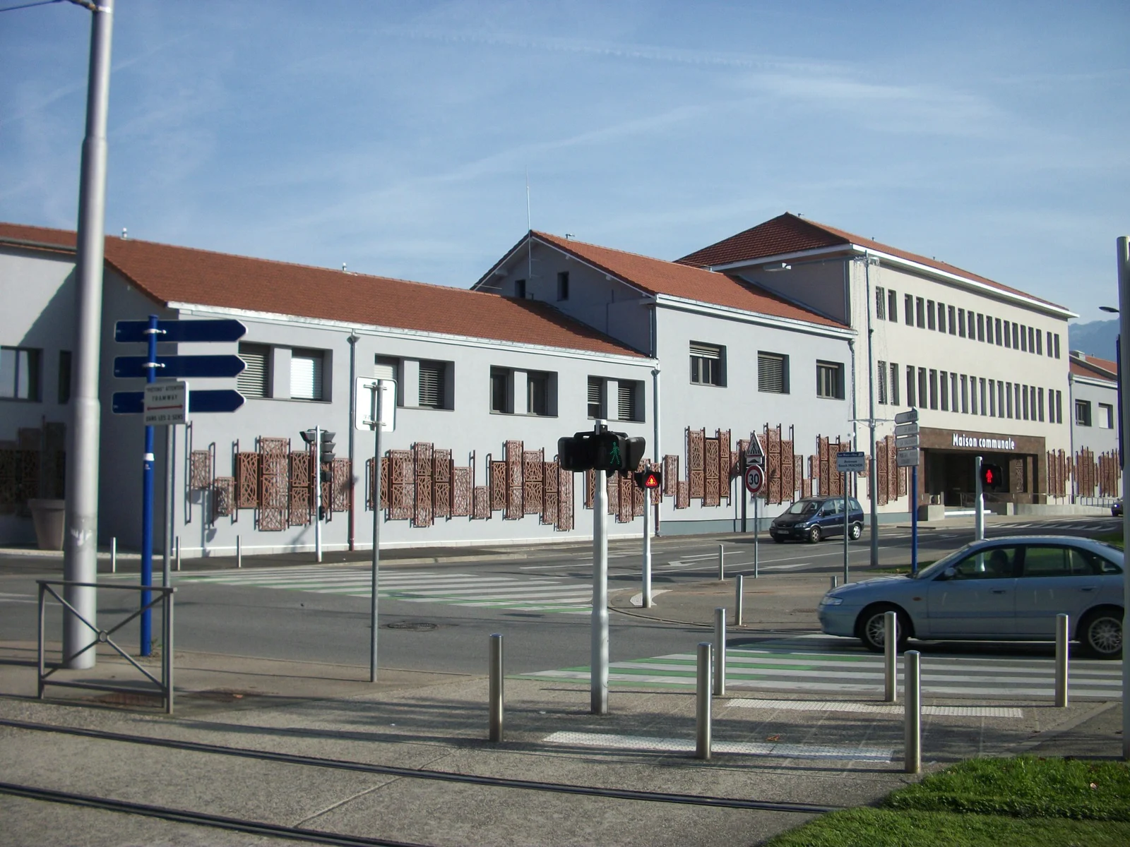 Façade de la maison communale de Saint-Martin-d’Hères, avec la rue et les passages piétons au premier plan.