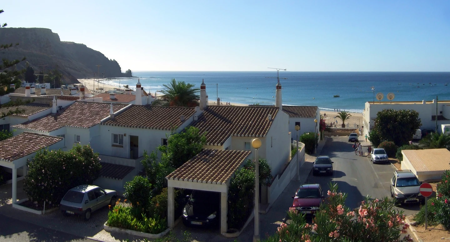 Toits blancs de Praia da Luz devant la plage et l’océan Atlantique, en août 2007.