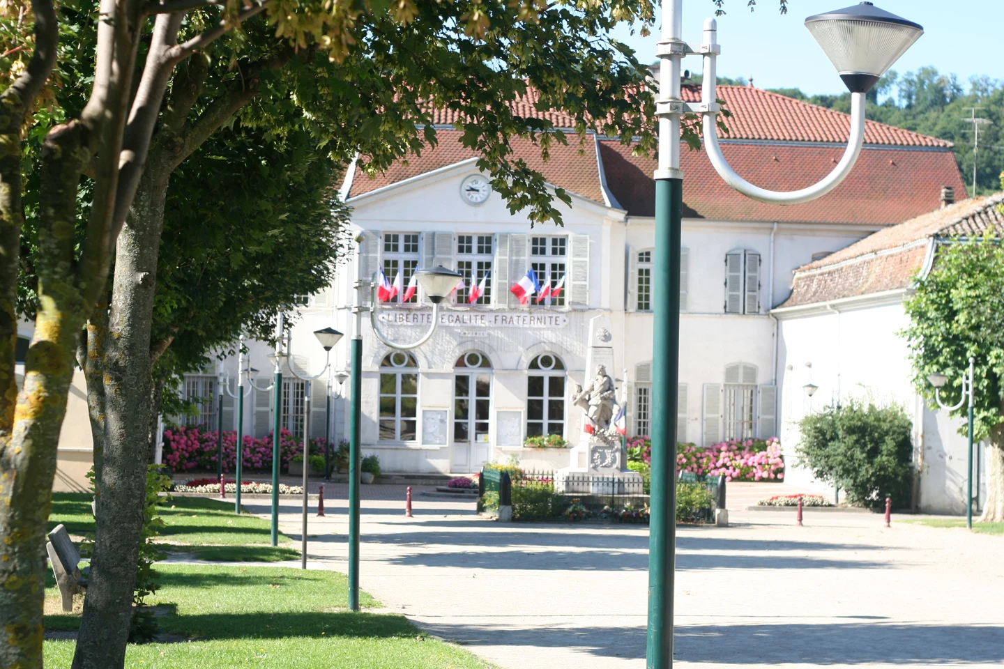 La mairie de Saint-Savin, en Isère, photographiée le 15 juillet 2007.