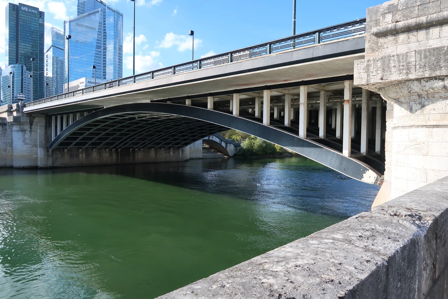Le pont de Neuilly au-dessus de la Seine, avec les tours de La Défense à l’arrière-plan.