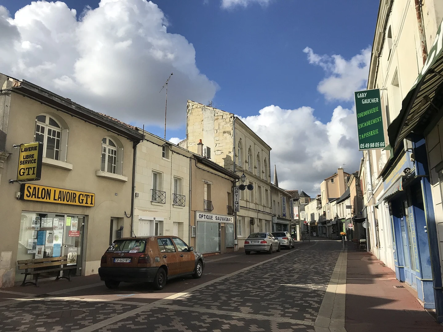 Rue Porte de Chinon à Loudun, bordée de façades anciennes et de commerces.