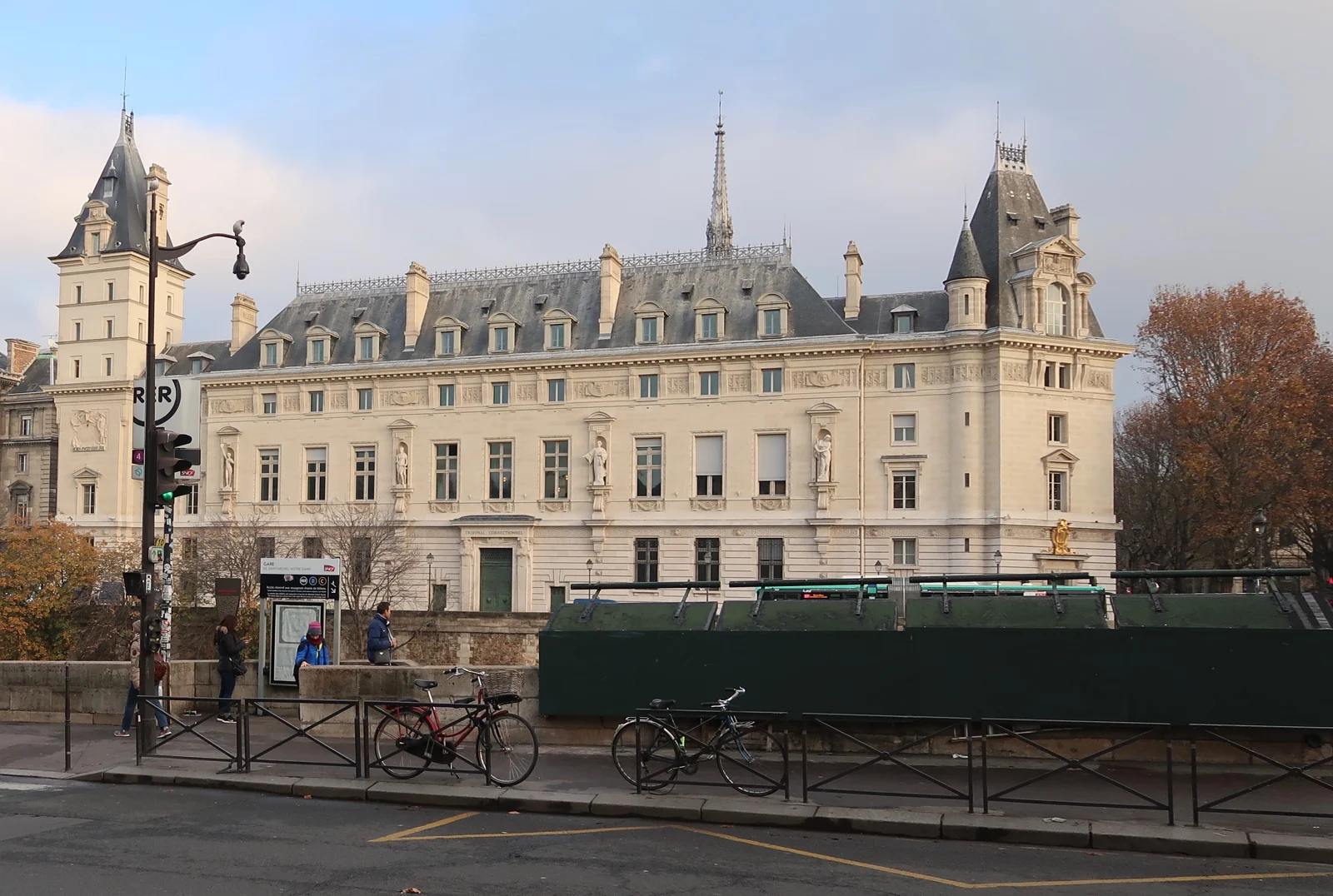 Façade sud du palais de justice historique de Paris, vue depuis la place Saint-Michel.