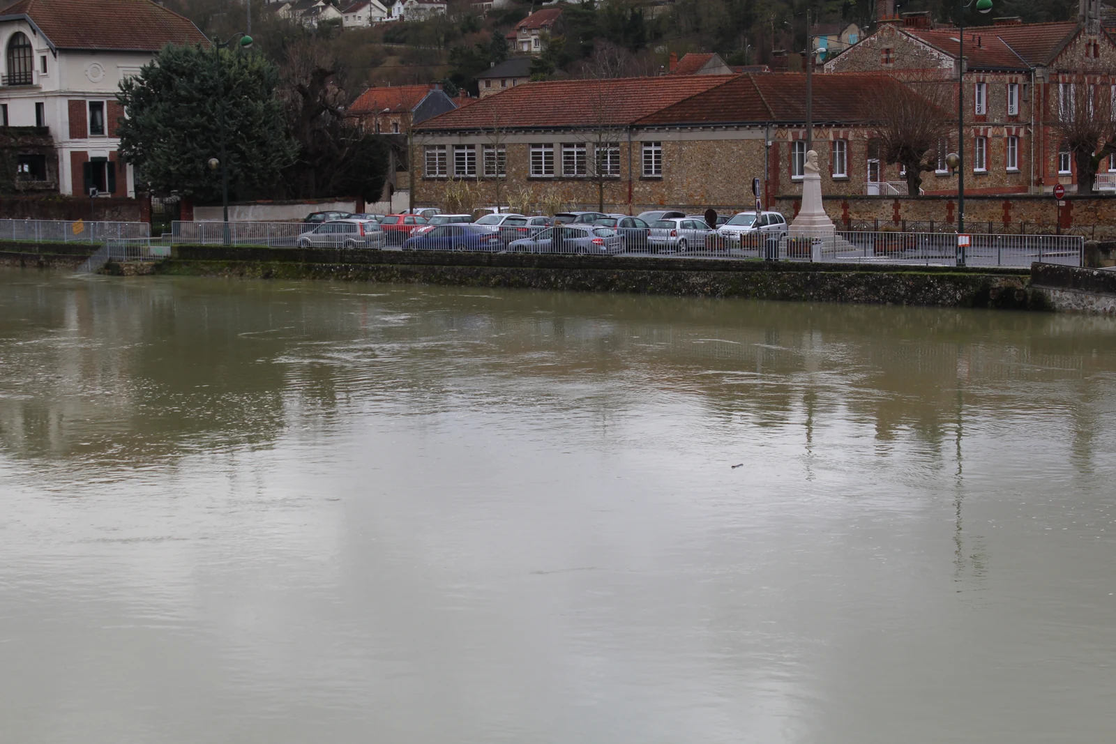 La Marne et les bâtiments riverains à La Ferté-sous-Jouarre.