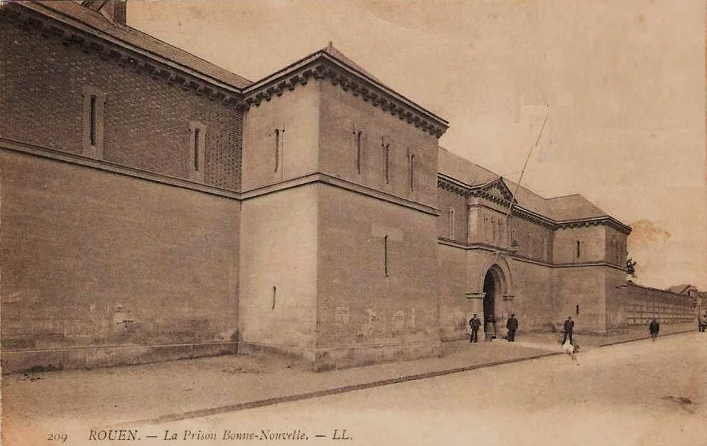 Photographie ancienne de la façade de la prison Bonne-Nouvelle à Rouen, vers 1900.