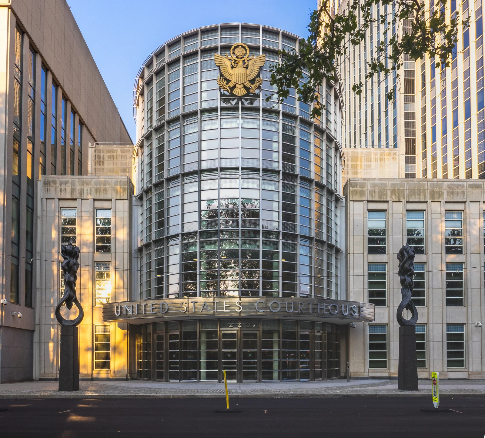 Entrée vitrée du tribunal fédéral de Brooklyn, avec un aigle doré et l’inscription United States Courthouse.