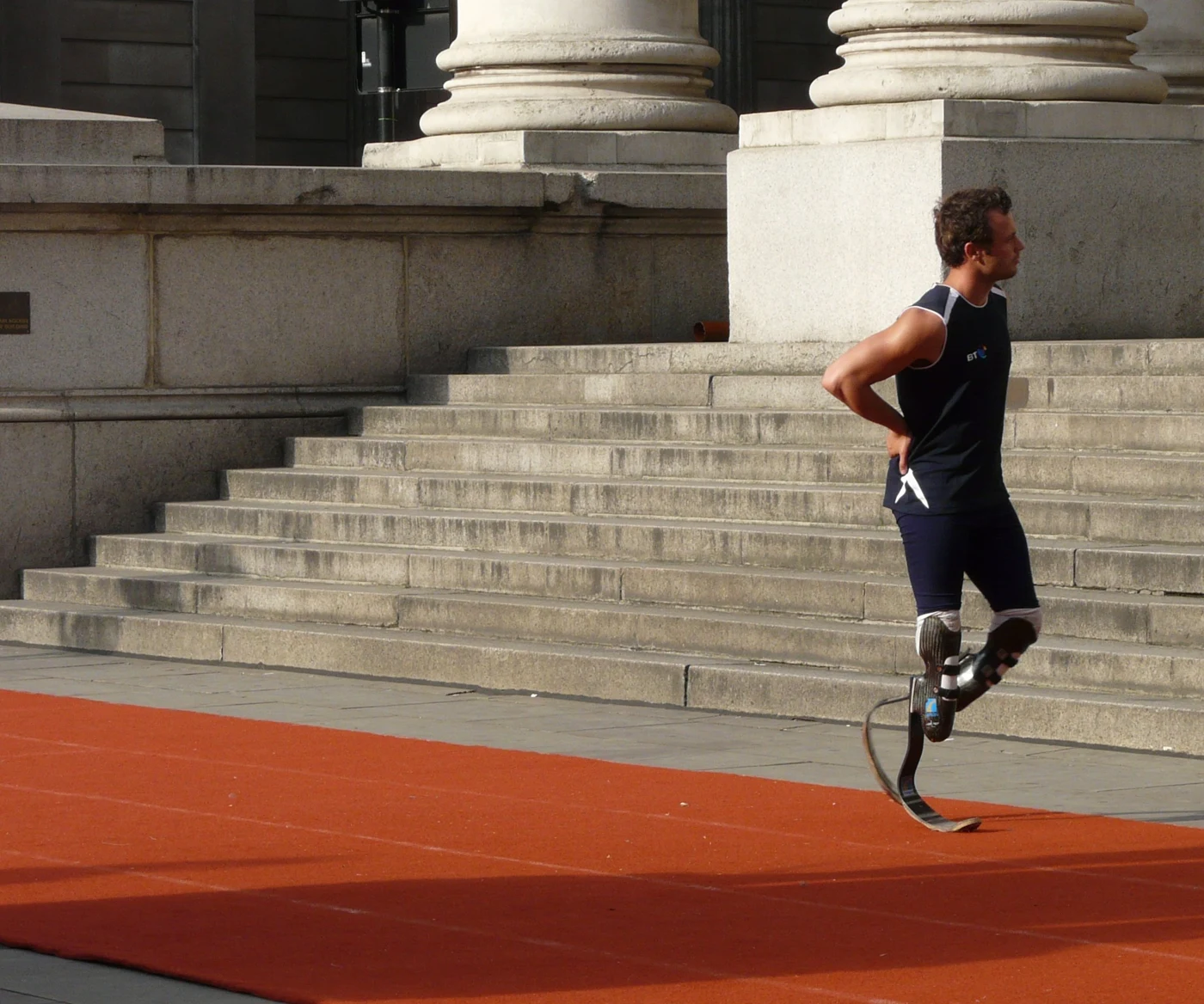Oscar Pistorius courant devant le Royal Exchange de Londres en 2010.
