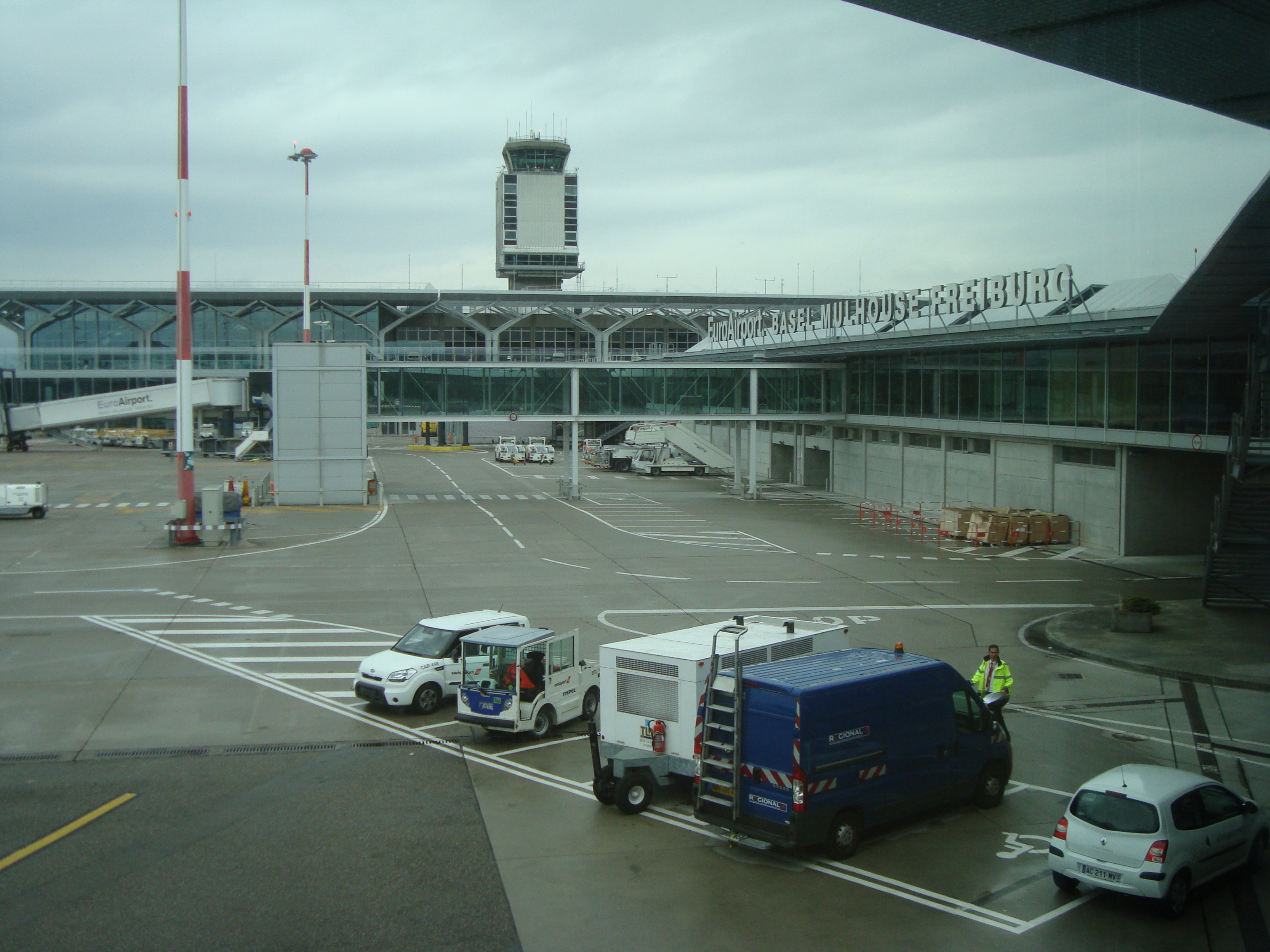 Tarmac, aérogare et tour de contrôle de l’EuroAirport en 2008