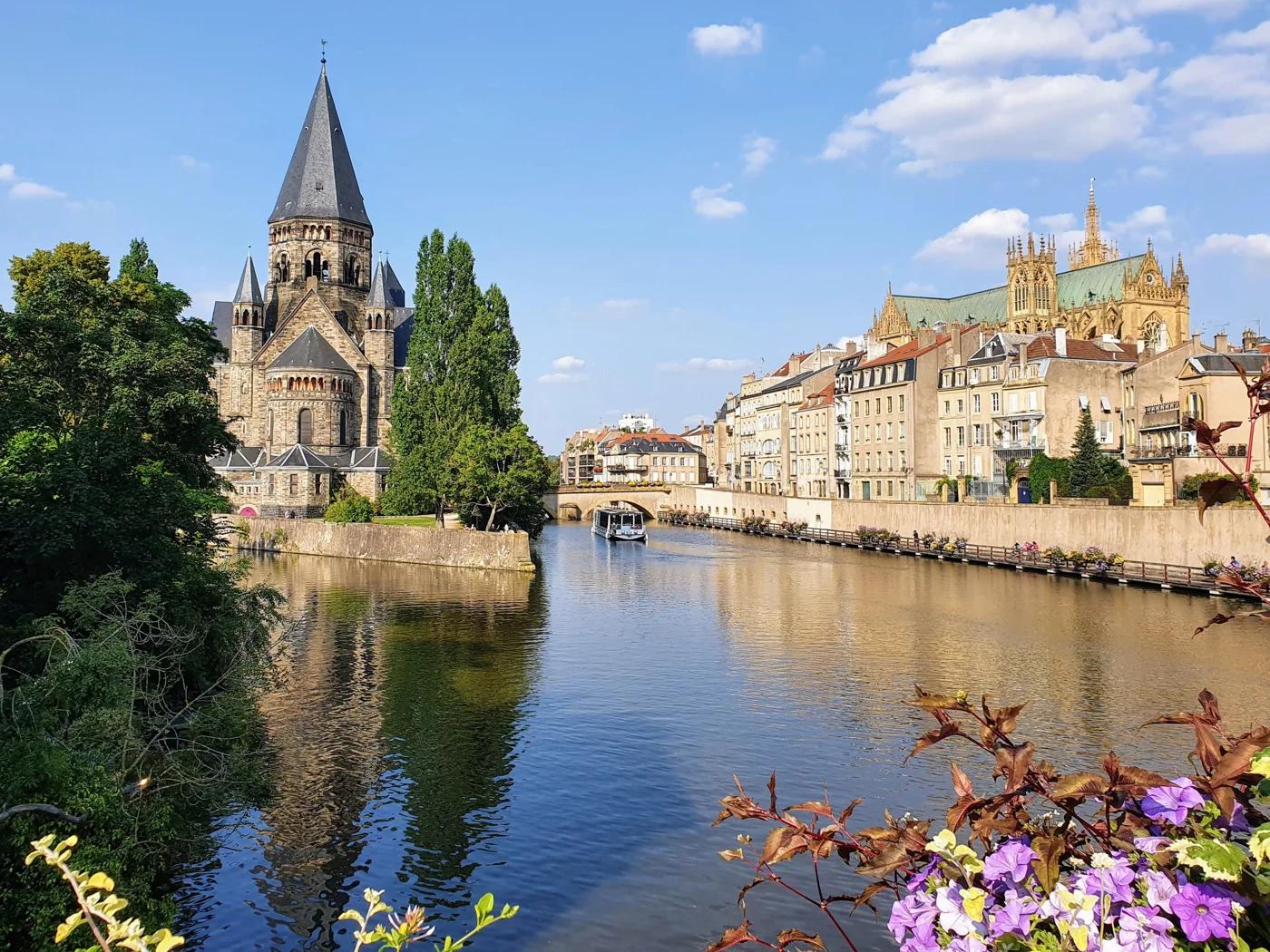 À Metz, la Moselle borde le Temple Neuf ; la cathédrale apparaît à droite, derrière les quais.