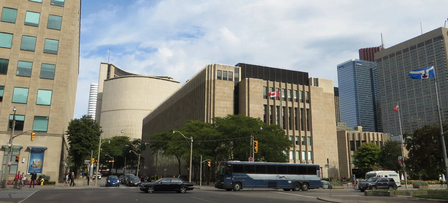 Vue de la Cour supérieure de justice de l’Ontario, avec l’hôtel de ville de Toronto à l’arrière-plan et la circulation au premier plan.