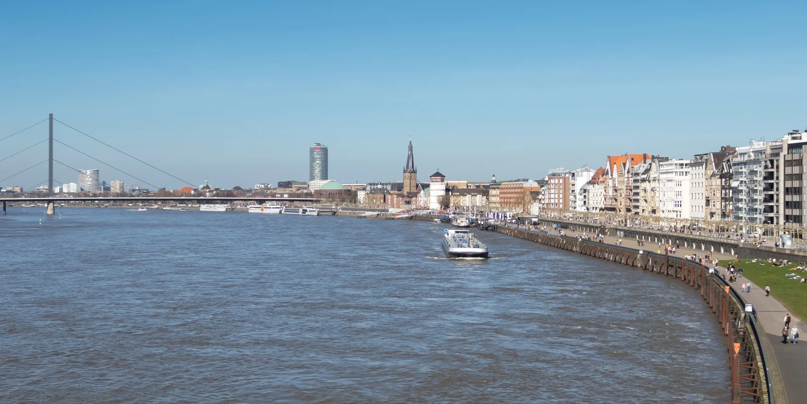 La vieille ville de Düsseldorf et le Rhin vus depuis le pont Rheinkniebrücke.