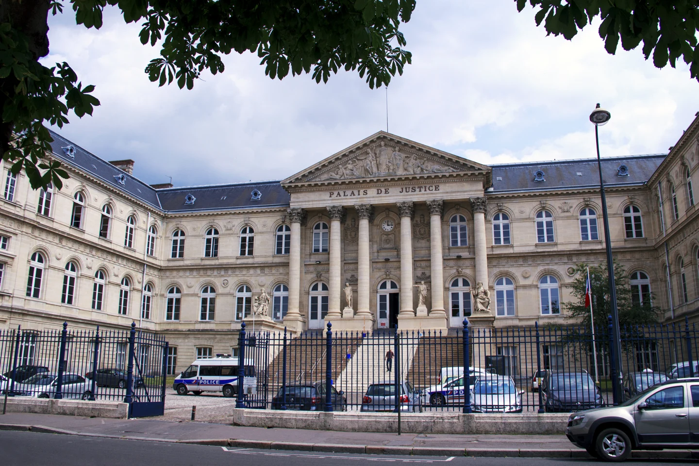 Façade et grille du palais de justice d'Amiens, avec son fronton et ses colonnes.