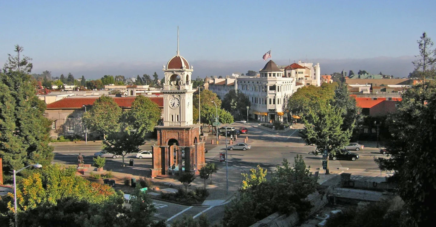 Vue du centre-ville de Santa Cruz depuis Mission Hill, avec la tour de l’horloge, des bâtiments, des arbres et des rues.