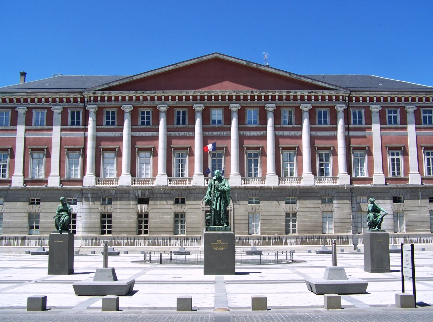 Façade et place du palais de justice de Chambéry en 2012.