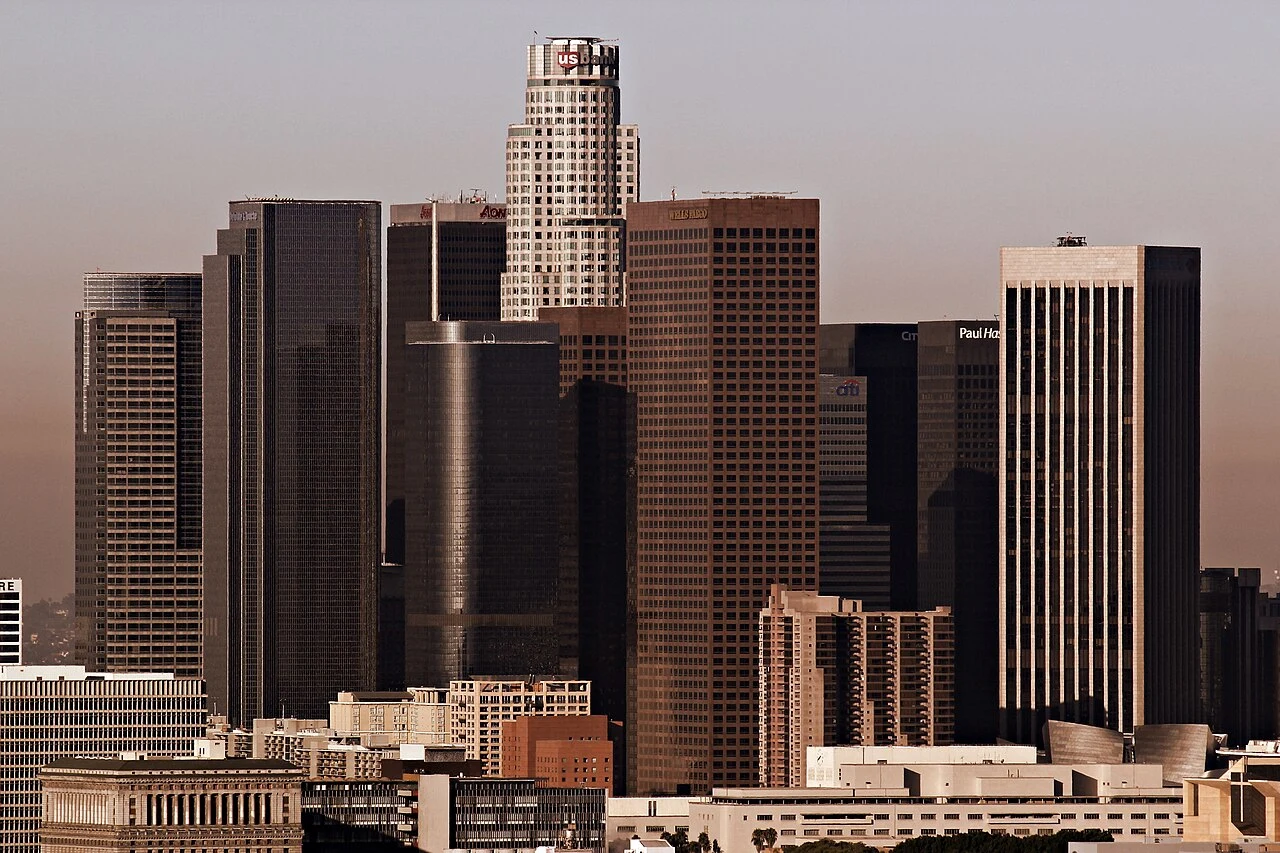 Les tours du centre-ville de Los Angeles sous un ciel clair.