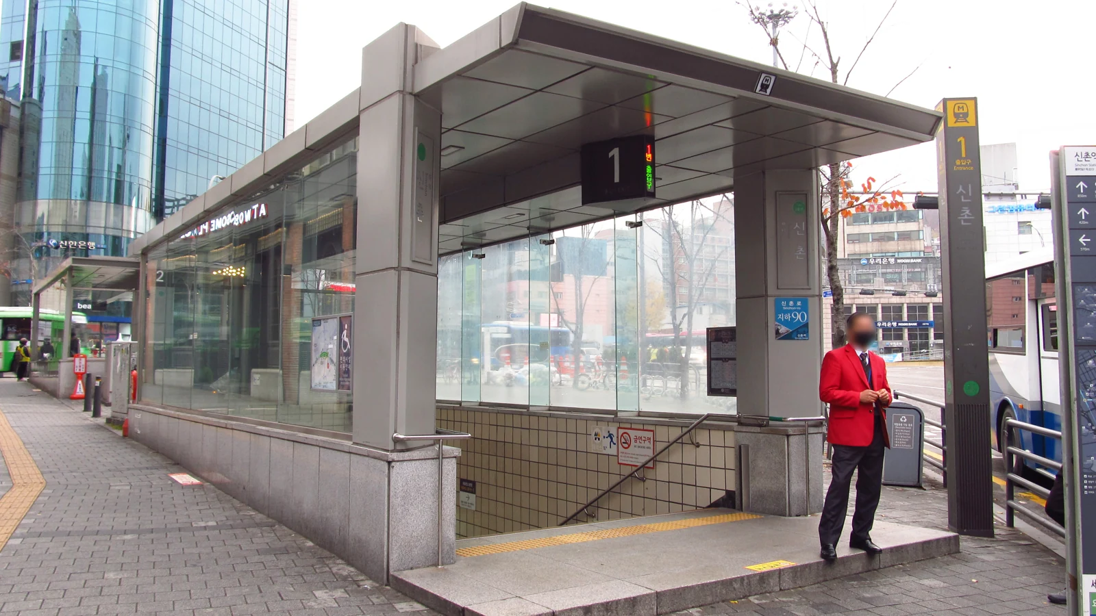 Entrée du métro Sinchon dans l’arrondissement de Mapo à Séoul