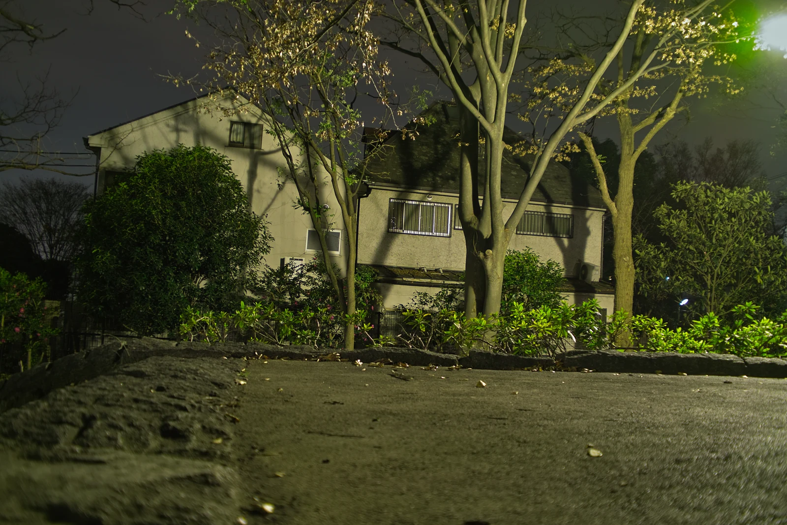 Maison des lieux de l’affaire de Setagaya, derrière les arbres du parc voisin