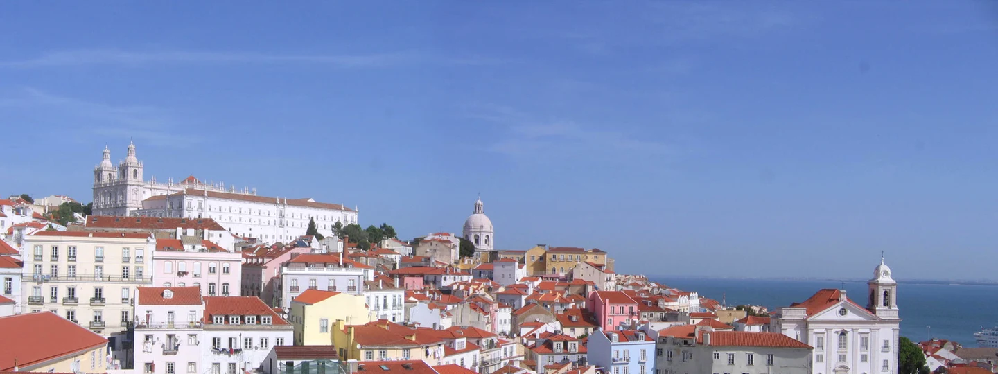 Panorama des toits de Lisbonne, du monastère São Vicente de Fora, du Panthéon national et du Tage.