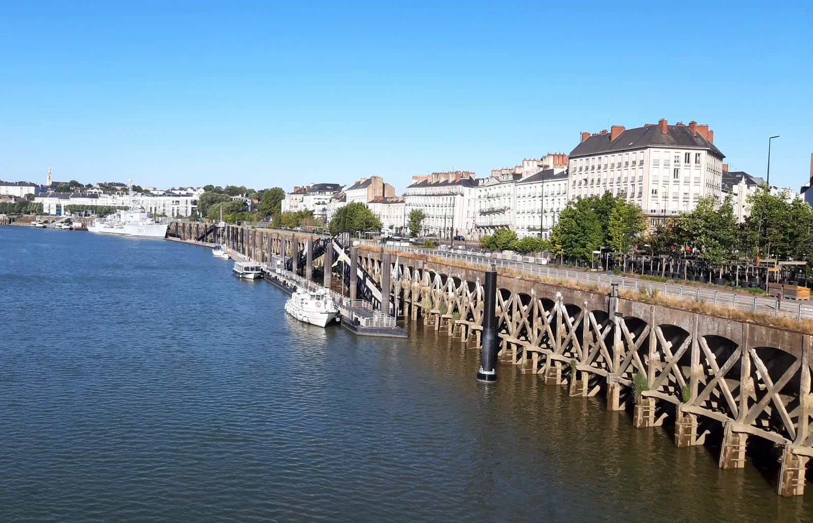 Le quai de la Fosse, ses immeubles et des bateaux sur la Loire à Nantes.