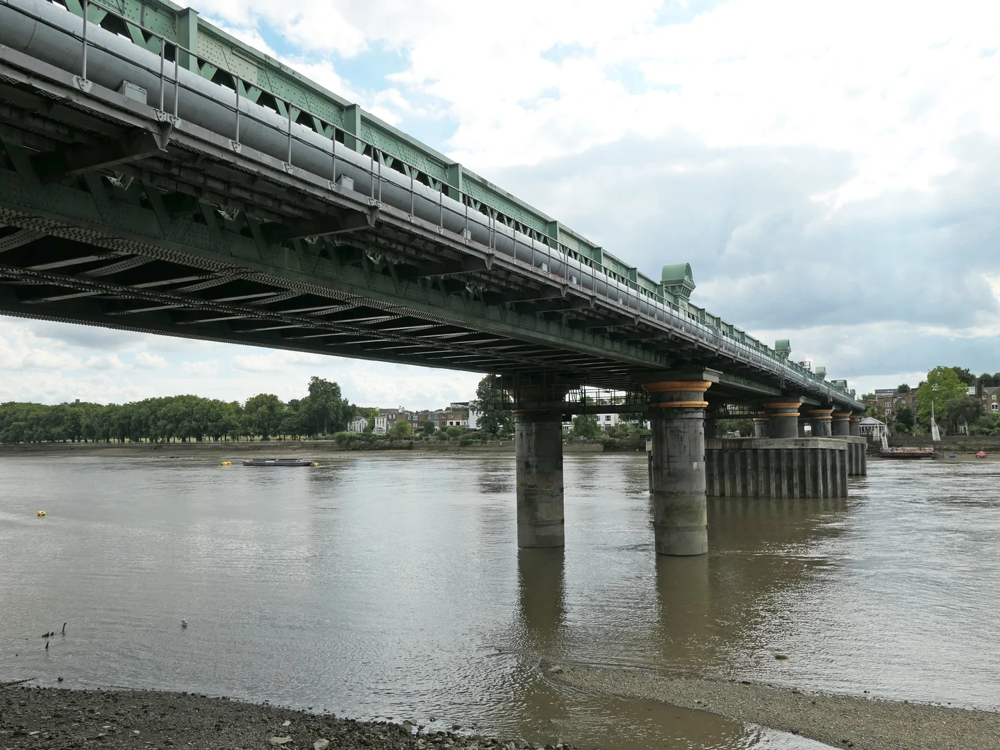 Le pont ferroviaire de Fulham au-dessus de la Tamise, à Londres.