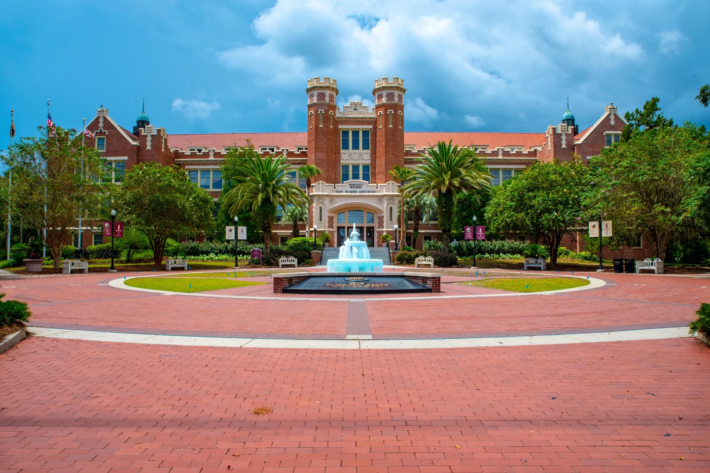 Bâtiment Westcott et fontaine de Florida State University à Tallahassee, derrière une esplanade de briques.
