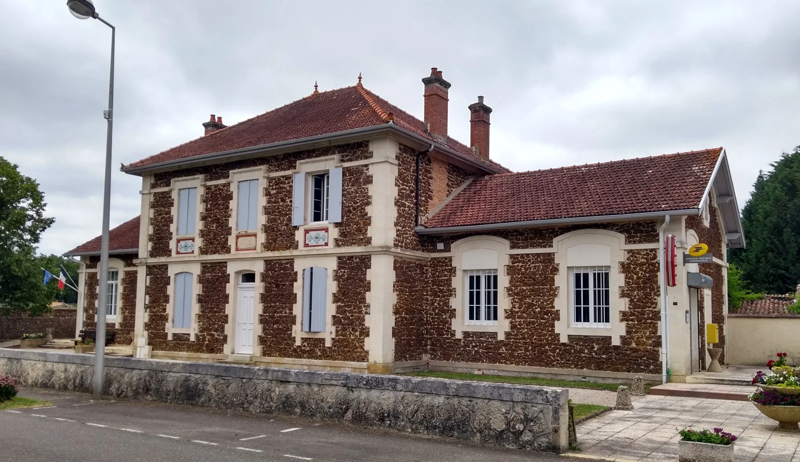 Mairie et agence postale de Belhade (Landes), le 30 juin 2019. Vue de la commune ; le relais de chasse disparu n'est pas représenté.