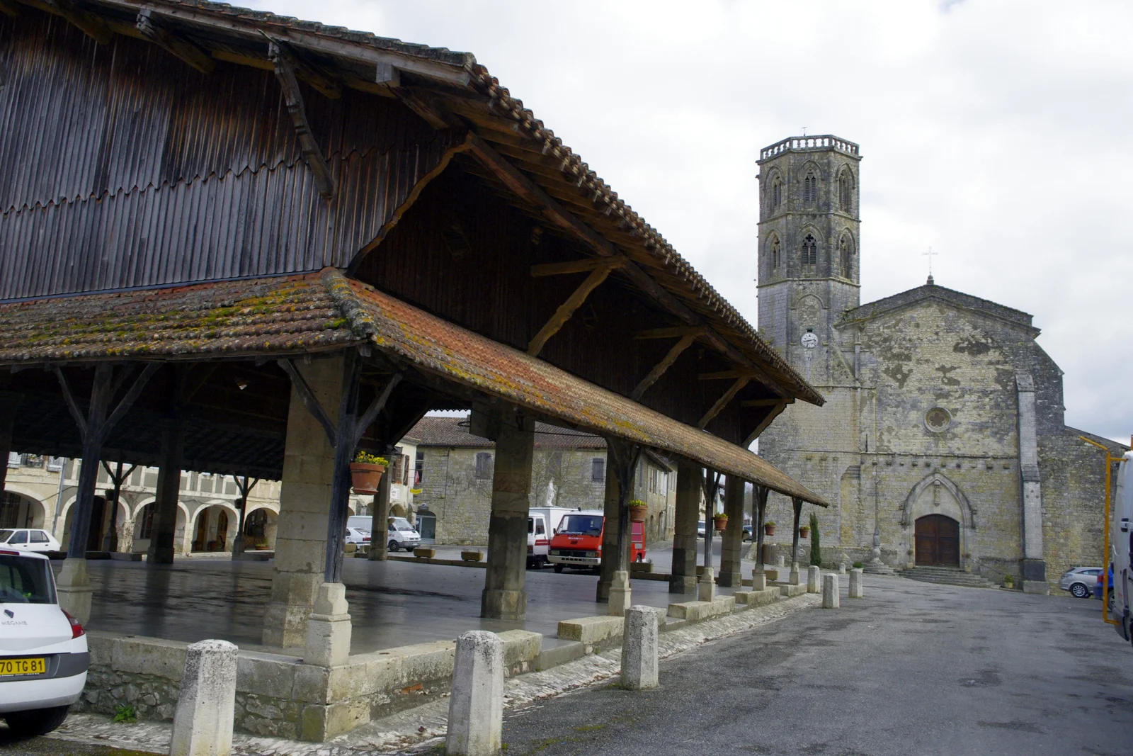 La halle de la place du marché et l'église de Monfort (Gers), le 19 mars 2012.