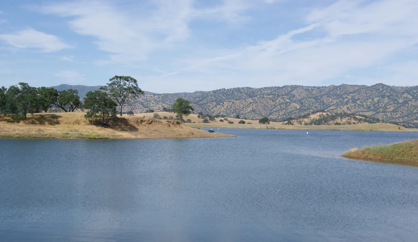 Vue du lac Berryessa en Californie, entouré de collines, depuis Oak Shore.