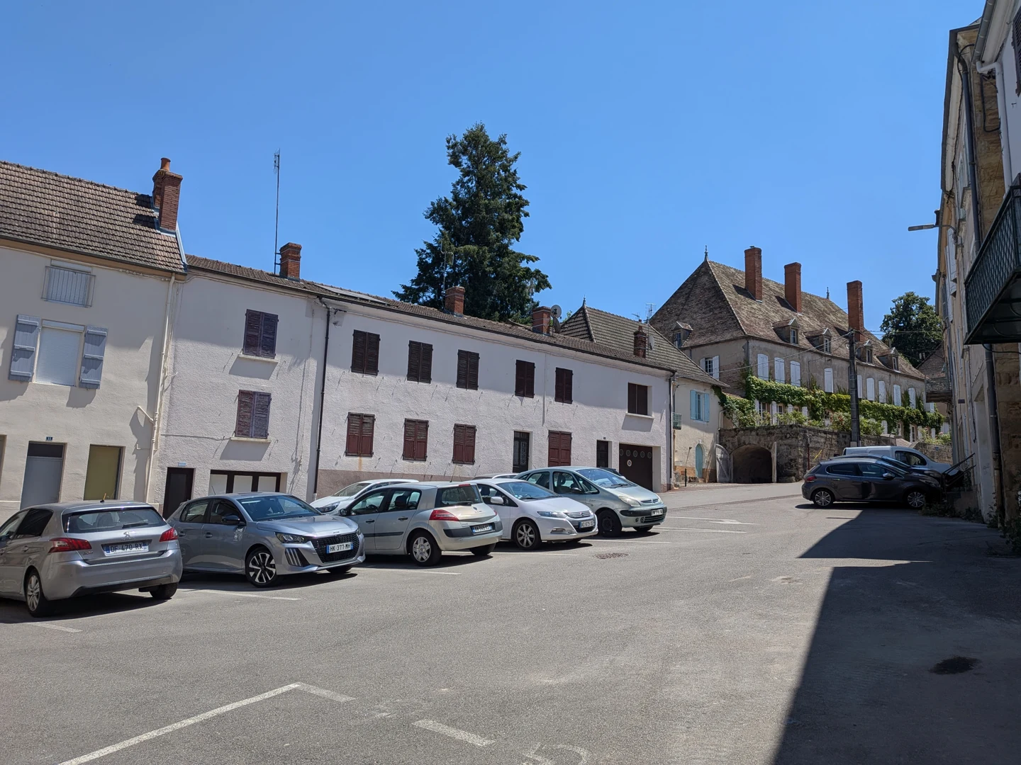 Place Pasteur à La Clayette, photographiée le 25 juin 2026.