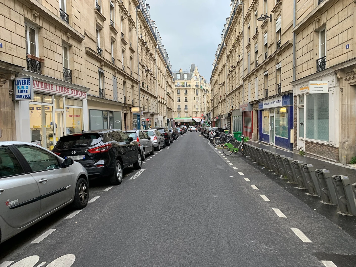 Perspective de la rue de Madagascar dans le 12e arrondissement de Paris, entre les immeubles.