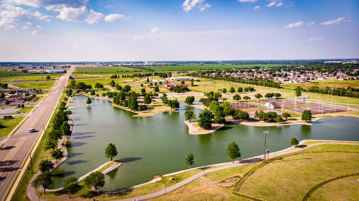 Vue aérienne du complexe sportif Tilden Rodgers à West Memphis : plan d’eau, terrains, routes et quartiers environnants.
